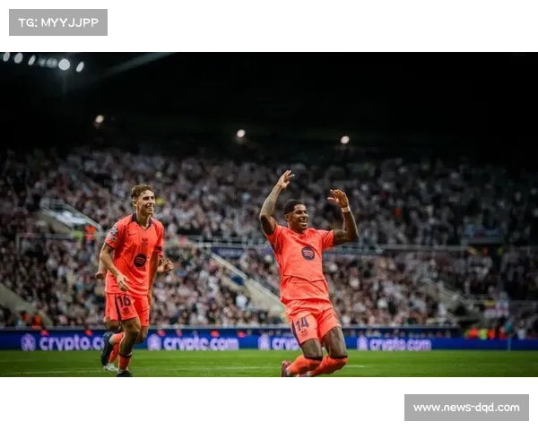 欧冠名场面拉什福德模仿小罗经典庆祝诺坎普全场欢呼掀起热潮