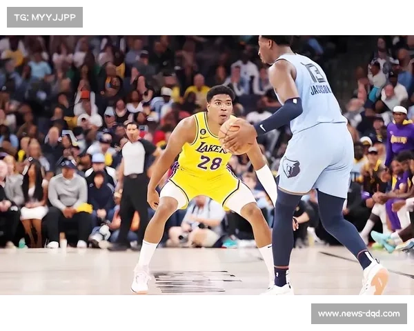 八村塁绝杀三分命中，湖人替补席沸腾庆祝